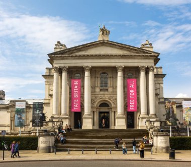 Londra, İngiltere - 22 Nisan 2023: Thames Nehri 'nin kuzey kıyısındaki Tate Britanya Sanat Galerisi' nin ön girişine bakıyoruz. Yüksek kalite fotoğraf