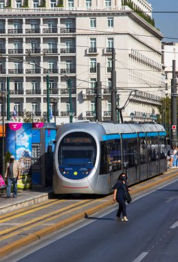 Atina, Yunanistan - 25 Ekim 2022: Atina şehir merkezinde yolcuları toplayan modern tramvayın portresi. Yüksek kalite fotoğraf