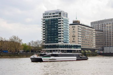 Londra 'nın merkezindeki Thames Nehri' ndeki otobüs servisi. Yüksek kalite fotoğraf