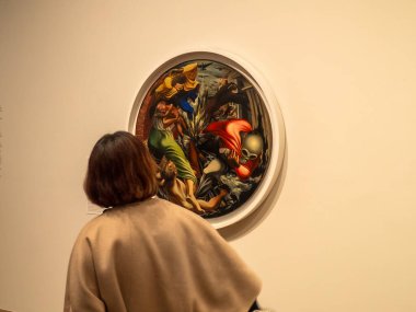 Londra, İngiltere - 21 Ekim 2023: Philip Guston 'ın 1937 yılındaki resim bombardımanına hayran bir bayan. Yüksek kalite fotoğraf