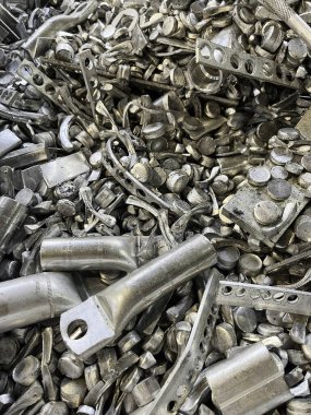 Elektrik iletimi için kablo üretiminde kullanılan saf alüminyum yumruklama kırıntısı. Yüksek kalite fotoğraf