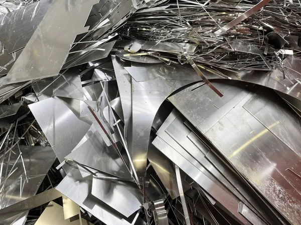 Üretim sürecinin alüminyum tabakası bir yığın halinde kesilmiş. Yüksek kalite fotoğraf