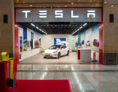 Cambridge, Uk - 30 Aralık 2022, Perşembe bir alışveriş salonu içindeki Tesla galerisinin önü. Yüksek kalite fotoğraf