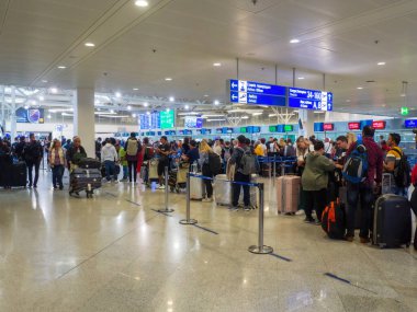 Atina, Yunanistan - 27 Ekim 2022: Atina havaalanında kuyruğa giren insanlar kalkış için bavullarını kontrol ediyorlar. Yüksek kalite fotoğraf