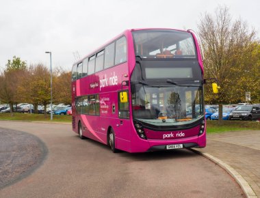 Cambridge, İngiltere - 5 Kasım 2022: Madingley karayolu parkındaki bir çift katlı otobüsün peyzaj fotoğrafı