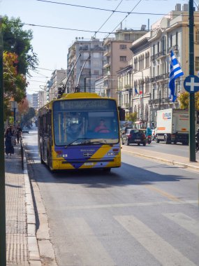 Atina, Yunanistan - 26 Ekim 2022: Atina şehir merkezindeki kamu otobüsü elektrik kablolarından güç alıyor. Yüksek kalite fotoğraf