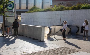 Atina, Yunanistan - 25 Ekim 2022: Akropolis metro istasyonuna giriş. Yüksek kalite fotoğraf