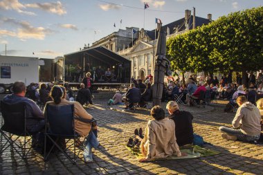 İnsanlar Jazz festivalinde açık hava konserinin keyfini çıkarıyor. Nyhavn 'da bir meydanda, arkada Fransız büyükelçiliği var. Yüksek kalite fotoğraf