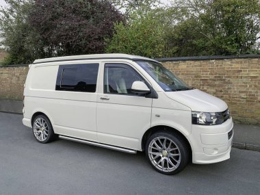 St Neots, İngiltere - 24 Nisan 2021: Volkswagen nakliye karavanı bir şehir caddesine park edildi. Yüksek kalite fotoğraf