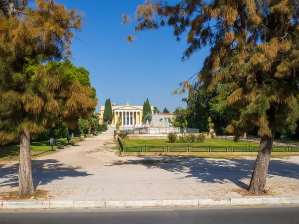 Atina, Yunanistan - 26 Ekim 2022: Atina şehir merkezindeki güzel parklardaki Zappeion Hall. Yüksek kalite fotoğraf