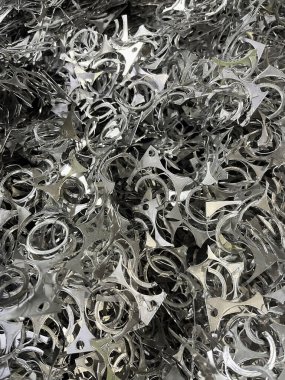 Bir yığın kesikte küçük alüminyum, fabrika işleminden kalan atıklar. Yüksek kalite fotoğraf