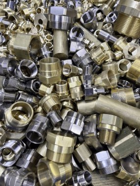 Pirinç işlemeler bir yığın içinde bazıları krom kaplama ile. Yüksek kalite fotoğraf