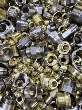 Rastgele bir yığının içine çeşitli büyüklükte pirinç yerleştirilmiş. Tesisat ve gaz tesisatlarında kullanılır. Yüksek kalite fotoğraf