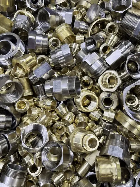 Rastgele bir yığının içine çeşitli büyüklükte pirinç yerleştirilmiş. Tesisat ve gaz tesisatlarında kullanılır. Yüksek kalite fotoğraf