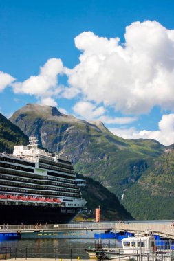 Geiranger, Norveç - 29 Temmuz 2023: MS Nieuw Statendam yolcu gemisi portresi görünümü. Yüksek kalite fotoğraf