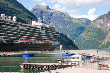 Geiranger, Norveç - 29 Temmuz 2023: Geiranger limanındaki MS Nieuw Statendam yolcu gemisi. Yüksek kalite fotoğraf