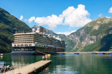 Geiranger, Norveç - 29 Temmuz 2023: Geiranger kasabasını keşfetmek için MS Nieuw Statendam gemisinden ayrılan yolcular. Yüksek kalite fotoğraf