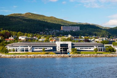 Molde, Norveç - 29 Temmuz 2023: Aydınlık bir yaz gününde Aker Stadyumu. Yüksek kalite fotoğraf