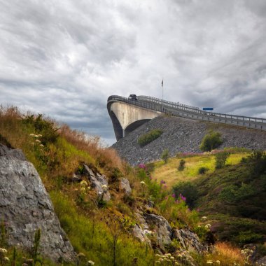 Arabalar dramatik bir gökyüzü ile storisunbrua köprüsünü geçiyor. Yüksek kalite fotoğraf