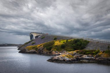 Storseisunbrau Köprüsü 'nde çarpıcı bir gökyüzü, köprünün tepesindeki eğriyi gösteriyor. Yüksek kalite fotoğraf