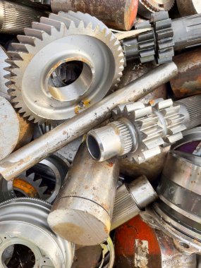 Çelik dişlileri ve çubukları geri dönüşüme hazır hale getirin. Yüksek kalite fotoğraf