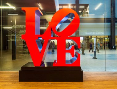 Londra, İngiltere - 4 Şubat 2023: Tate Modern Sanat Galerisinde Robert Indiana 'nın Sevgisi. Yüksek kalite fotoğraf