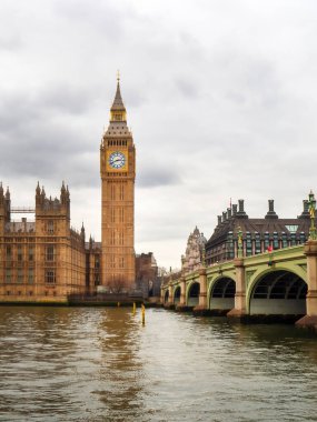 Westminster Sarayı ve Big Ben saat kulesi gri bir günde, hükümet üzerinde fırtına toplanıyor. Yüksek kalite fotoğraf