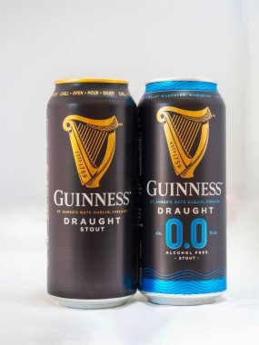 St Neots, İngiltere - 4 Mayıs 2024: Guinness İrlanda bidonları bir orijinal ve bir sıfır alkol. Yüksek kalite fotoğraf