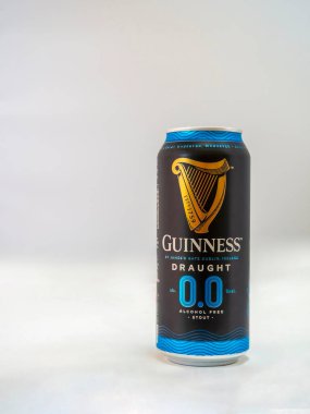 St Neots, İngiltere - 4 Mayıs 2024: Beyaz arka plan portre görüntüsünde bir kutu Guinness sıfır alkollü bira. Yüksek kalite fotoğraf