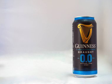 St Neots, İngiltere - 4 Mayıs 2024: Beyaz arka plan ve fotokopi alanına sahip bir kutu Guinness sıfır alkollü bira. Yüksek kalite fotoğraf