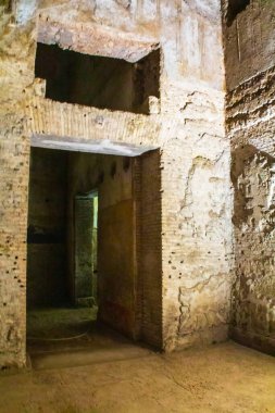 Roma, İtalya - 14 Şubat 2016: Neros 'taki tuğla kemer ve Roma tabloları Domus Aurea Roma sarayını gömdü. Yüksek kalite fotoğraf