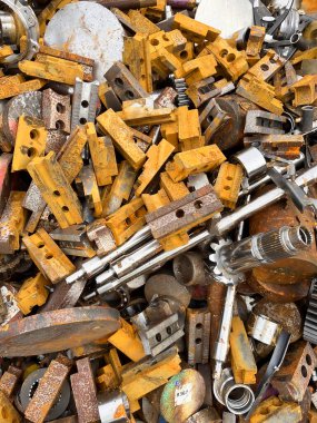 Döküntü demir bir yığın içinde paslanıyor. Yüksek kalite fotoğraf