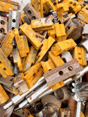 Geri dönüşüm bekleyen sıradan bir yığında paslı çelik parçaları. Yüksek kalite fotoğraf