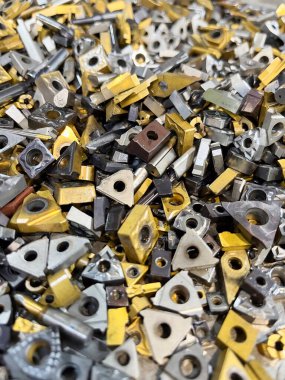 Tungsten, endüstriyel torna için kullanılmış ipuçlarını çöpe at, geri dönüşüme hazır olsun. Yüksek kalite fotoğraf