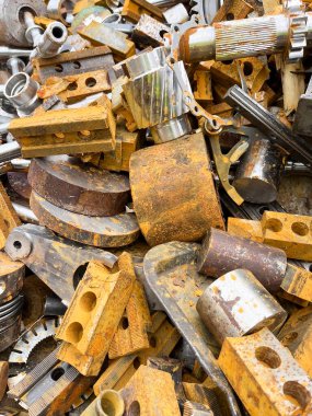 Çelik gibi ilginç şekiller, paslı ve kirli hurdalıkta. Yüksek kalite fotoğraf