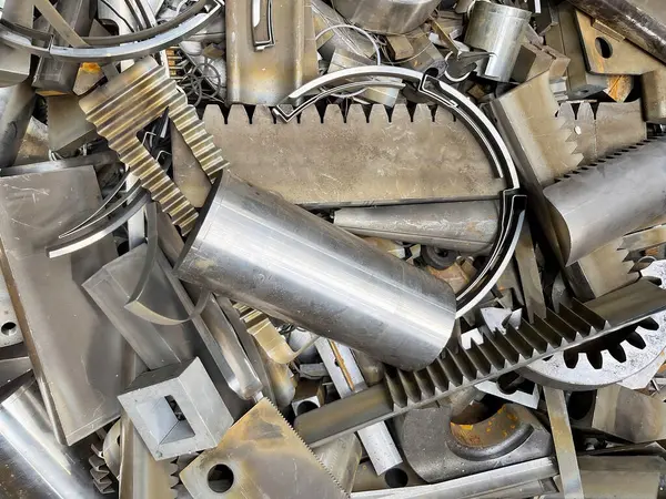 İlginç şekillerde paslanmaz çelik hurda yığını. Yüksek kalite fotoğraf