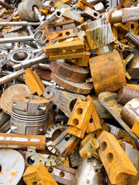 Eski paslı çelik, geri dönüşüme hazır bir fabrikanın atıkları. Yüksek kalite fotoğraf