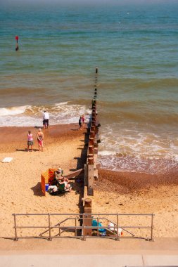 Southwold, İngiltere - 24 Haziran 2008: Southwold plajında güneş ve denizin tadını çıkaran insanlar. Yüksek kalite fotoğraf