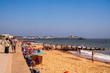 Southwold, İngiltere - 24 Haziran 2008: Sıcak ve güneşli bir günde sahil boyunca Southwold Rıhtımı 'na bakıyoruz. Yüksek kalite fotoğraf