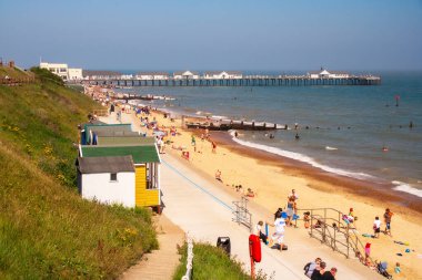 Southwold, İngiltere - 24 Haziran 2008: Suffolk 'taki Southwold plajında güneşli bir günün tadını çıkaran insanlar. Yüksek kalite fotoğraf