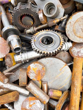 Çelik şaftlar ve çarklar endüstriyel atıklar geri dönüşüme hazır. Yüksek kalite fotoğraf