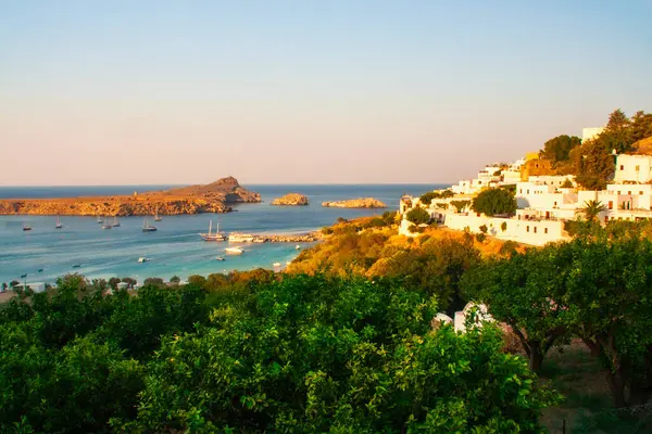 Güzel Yunan adası Rodos 'taki Lindos Körfezi manzarası. Yüksek kalite fotoğraf