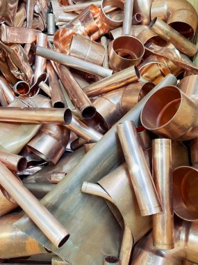 Tesisat endüstrisinden gelen bakır borular. Yüksek kalite fotoğraf