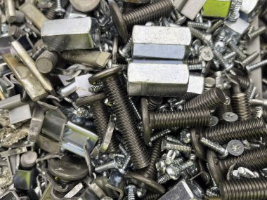 Fındık ve cıvatalar, vidalar ve klipsler geri dönüşüme hazır atıklar. Yüksek kalite fotoğraf