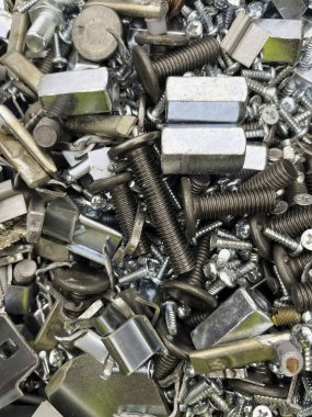 Üretim sürecinden bir yığın somun ve cıvata, vida ve şarjör. Yüksek kalite fotoğraf