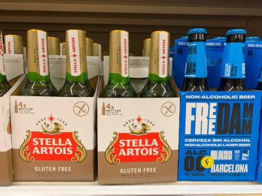 St Neots, İngiltere - 27 Temmuz 2024: Stella Artois ve Freedamm glütensiz bira bir mağaza rafında. Yüksek kalite fotoğraf