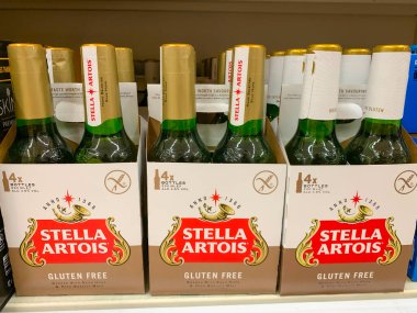 St Neots, İngiltere - 4 Mayıs 2024: Süpermarket rafında bir şişe glütensiz Stella Artois birası. Yüksek kalite fotoğraf