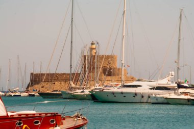 Rodos, Yunanistan - 9 Ağustos 2008: Tarihi liman adası Rodos Yunanistan 'da tekneler. Yüksek kalite fotoğraf
