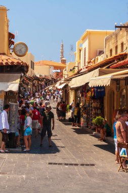 Rodos, Yunanistan - 9 Ağustos 2008: Rodos kentinde alışveriş yapan turistler. Yüksek kalite fotoğraf