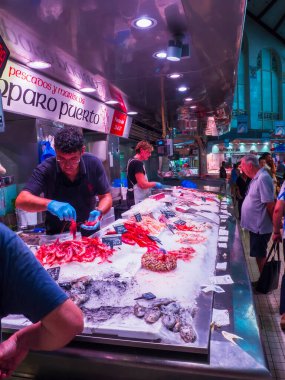 Valencia, İspanya - 23 Ağustos 2024 Cuma: Valencia gıda pazarında deniz ürünleri ve balık tezgahı. Yüksek kalite fotoğraf